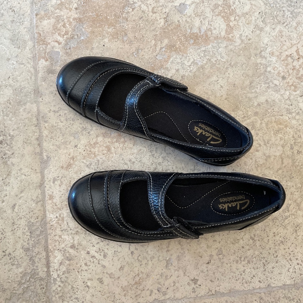 Size 6.5 womens Clark’s casual black leather shoes